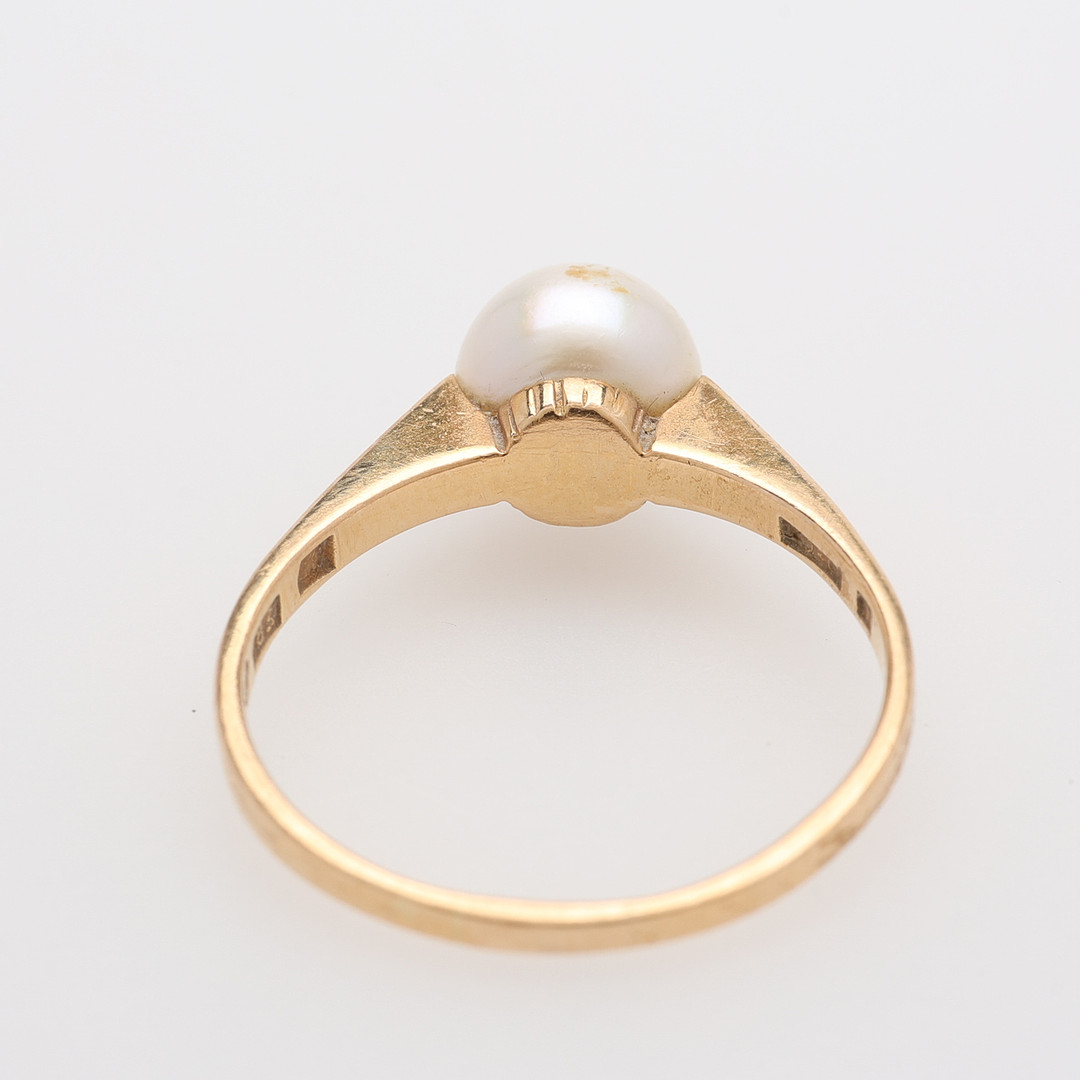 RING 18K MED EN ODLAD PÄRLA.
