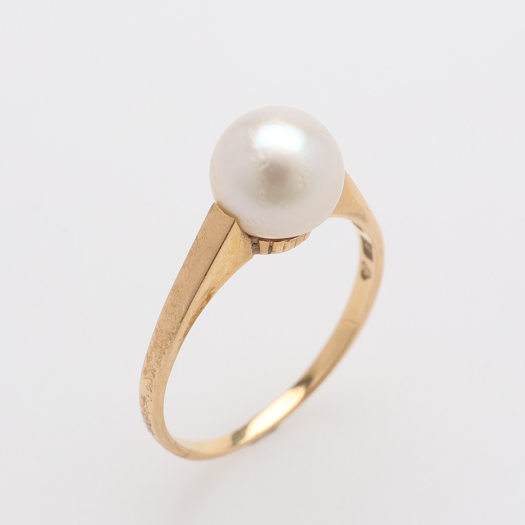 RING 18K MED EN ODLAD PÄRLA.