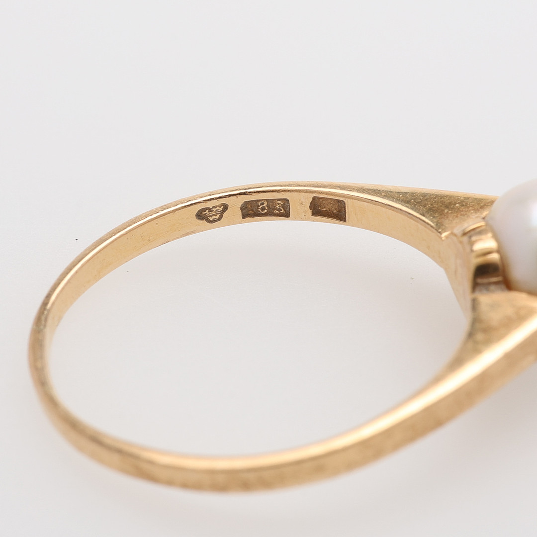 RING 18K MED EN ODLAD PÄRLA.