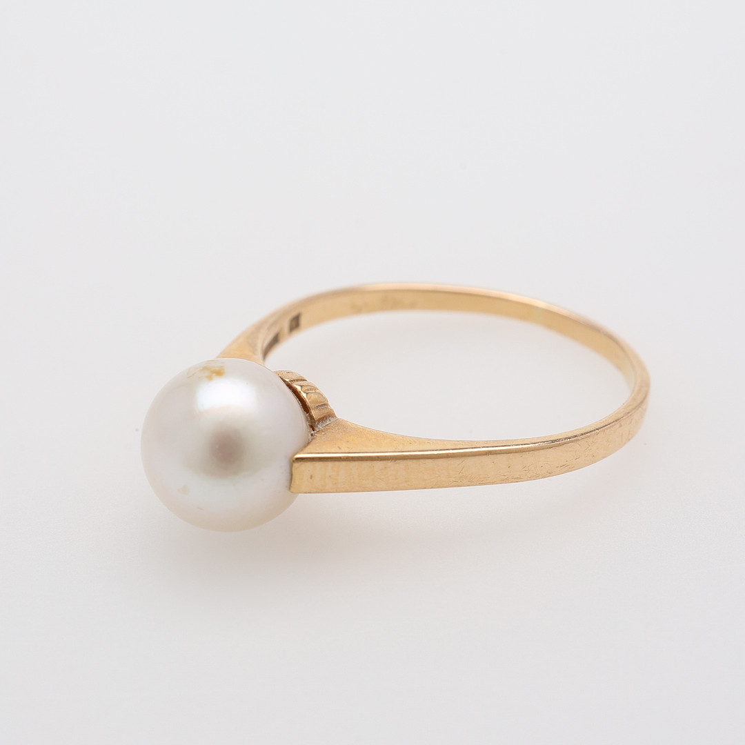 RING 18K MED EN ODLAD PÄRLA.