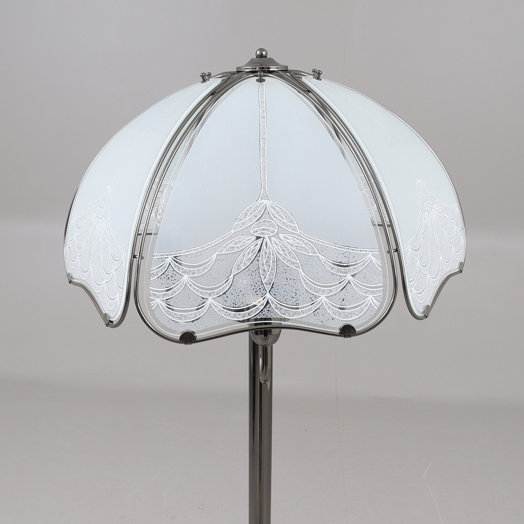GOLVLAMPA, metall och glas, samtida.