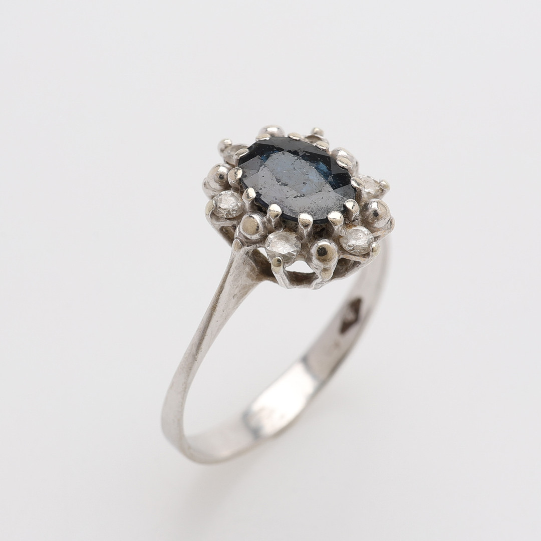 Ring 18K vitguld med 1 safir och briljanter.