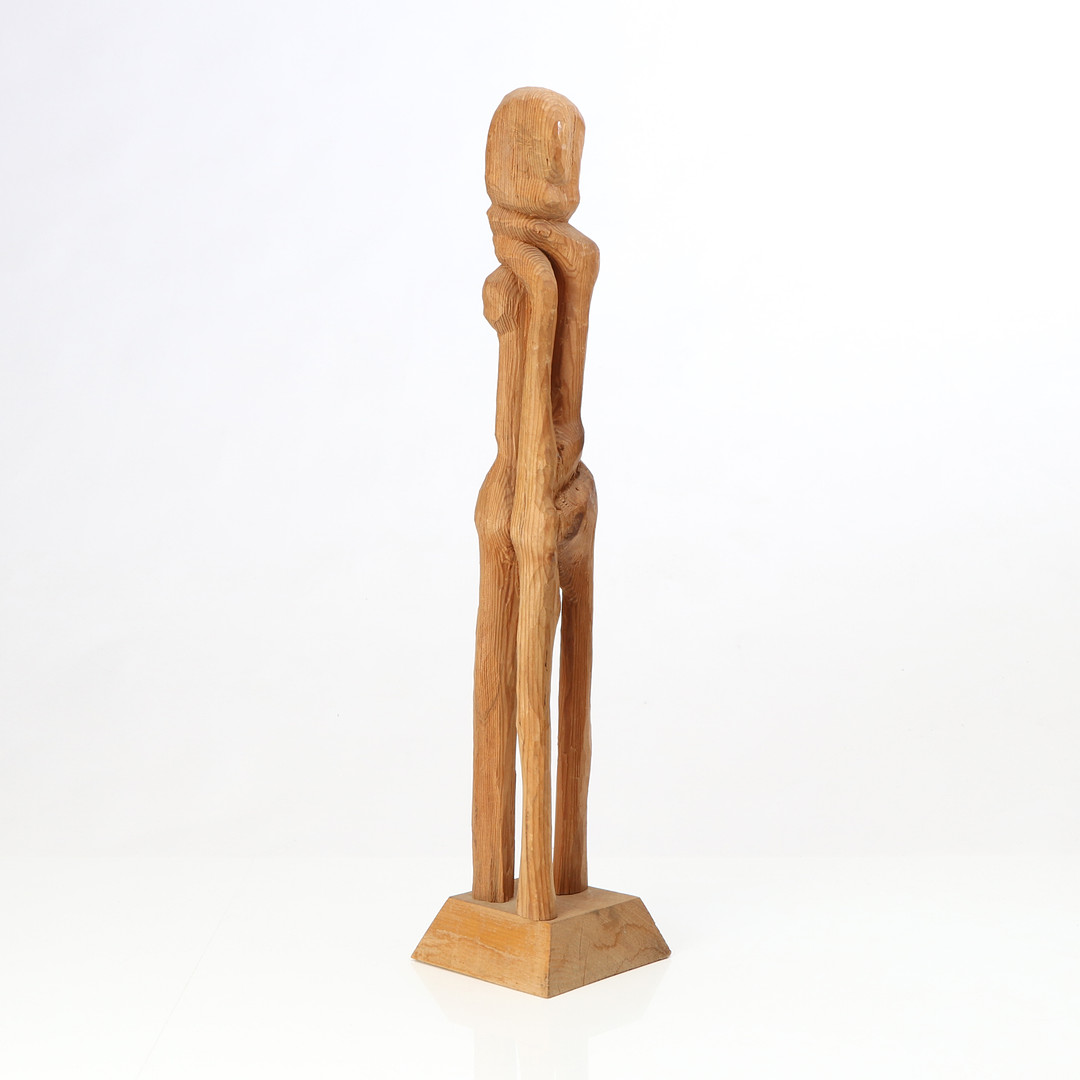 SVEN MALVIN. SKULPTUR. Skuren furu. Fantasifigur. Drakabygget, 1900-talets andra hälft. Signerad undertill.