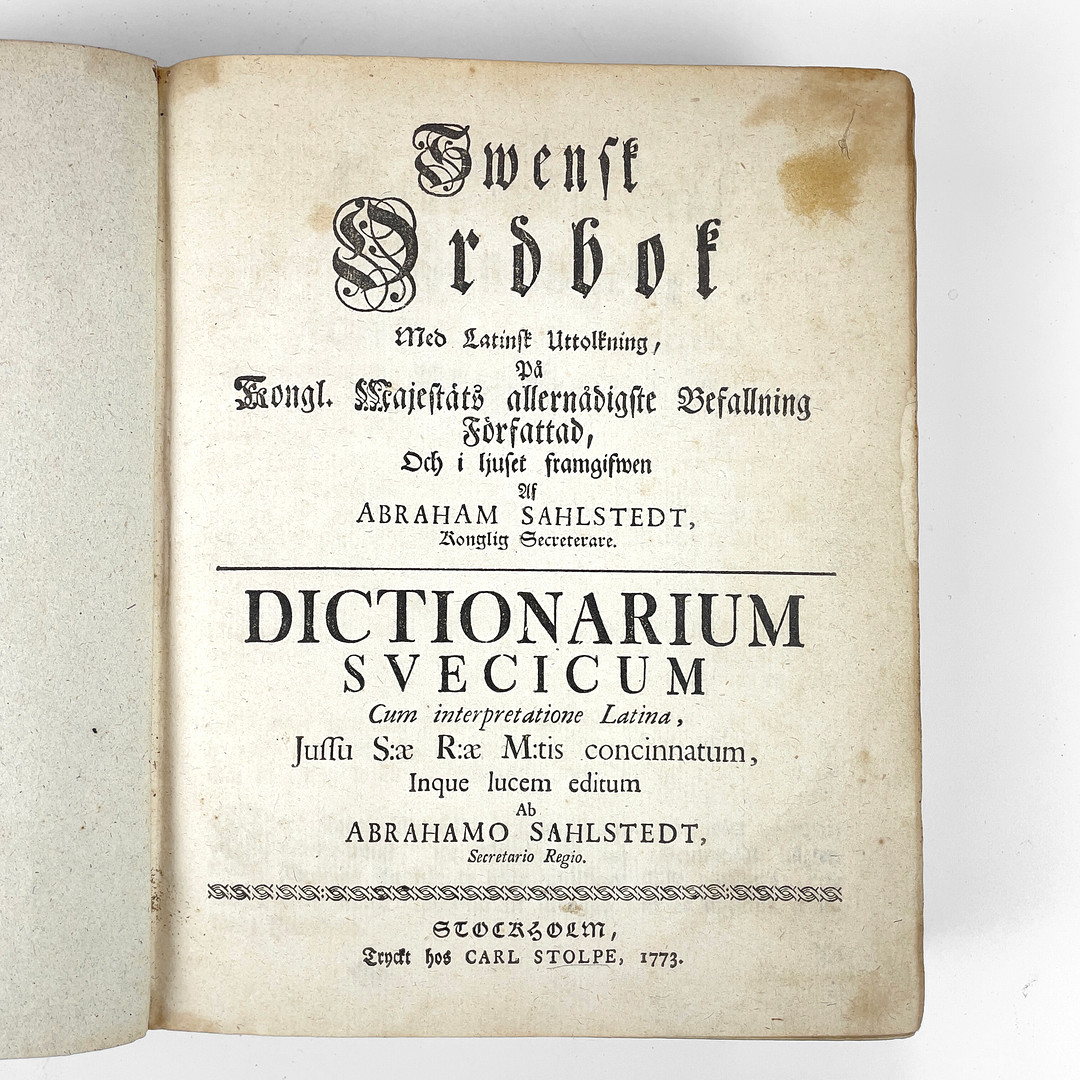 BOK, "Swensk Ordbok, med Latinsk uttolkning", Abraham Sahlstedt, tryckt hos Carl Stolpe, 1773.
