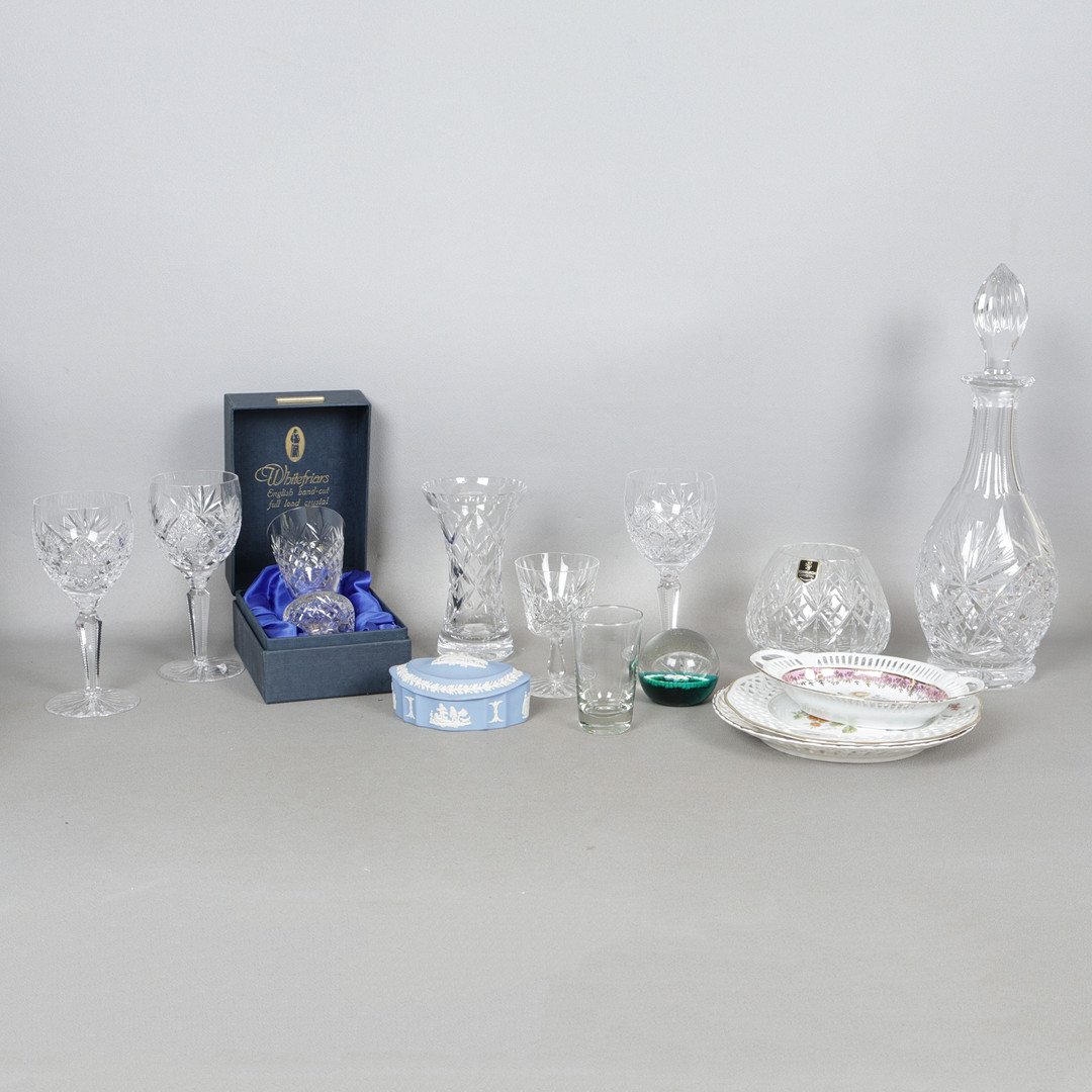 A COLLECTION OF VARIOUS GLASS AND PORCELAIN (QTY).