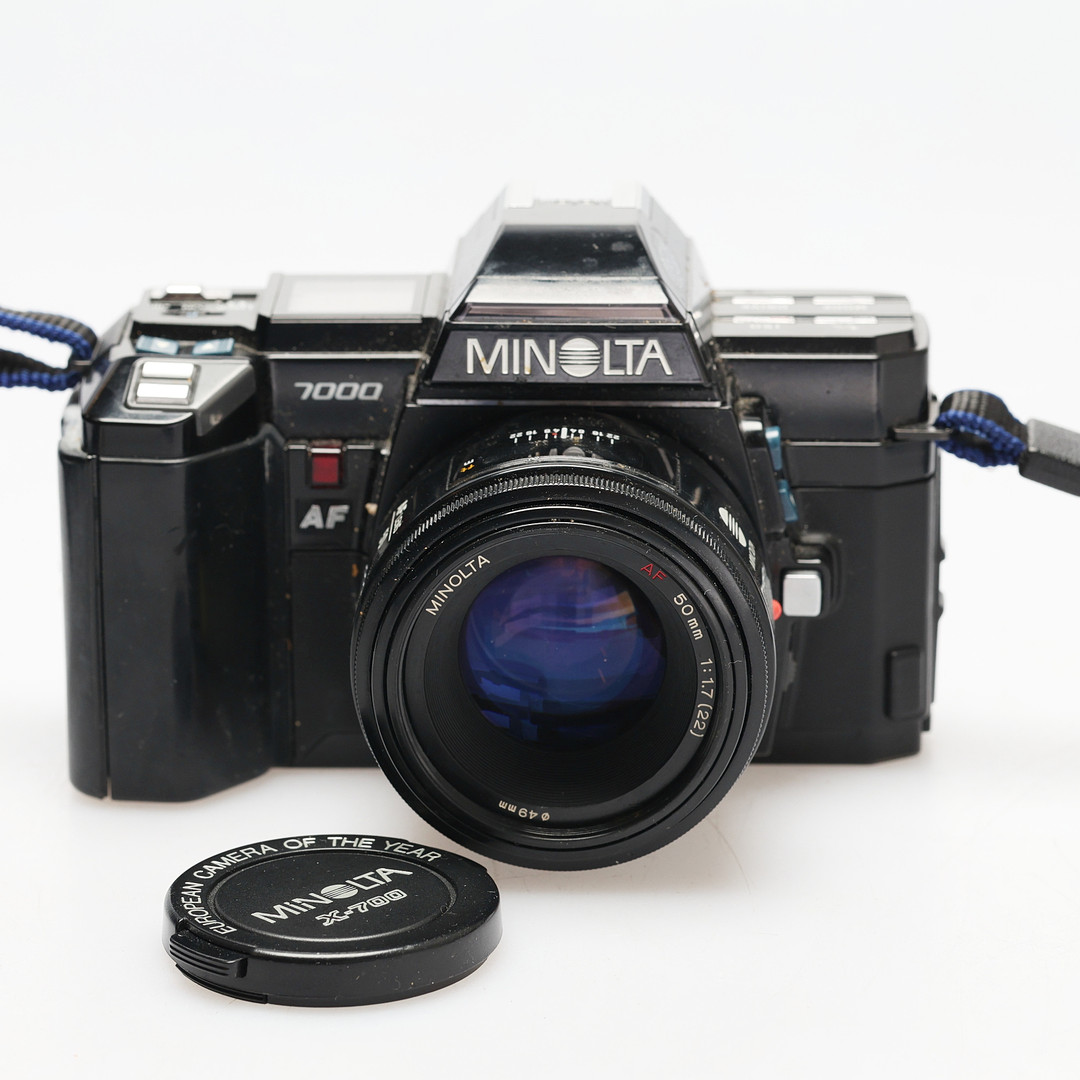 KAMERA. Minolta 7000 + blixt.