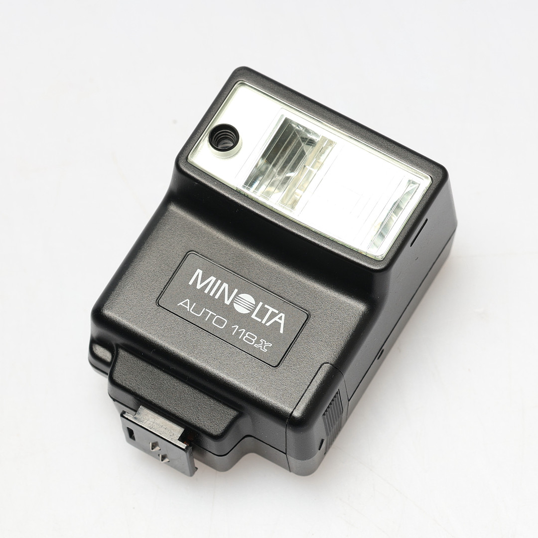 KAMERA. Minolta 7000 + blixt.