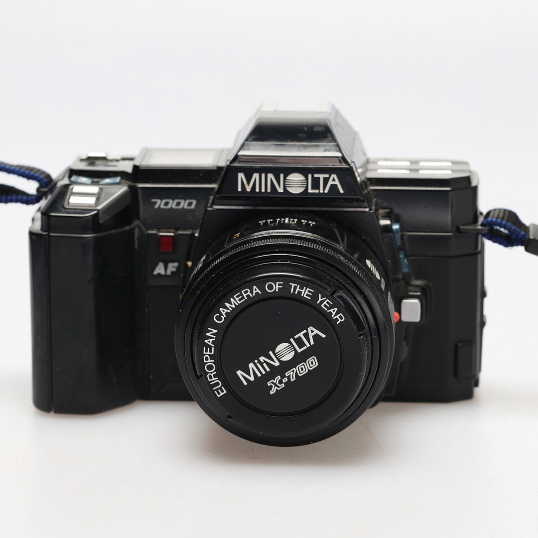 KAMERA. Minolta 7000 + blixt.