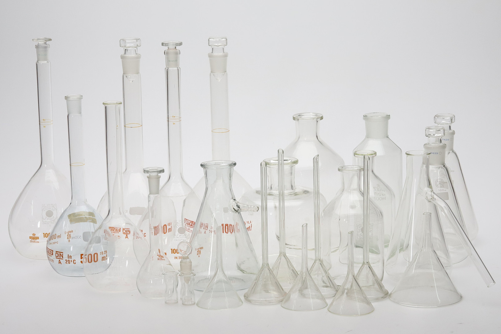 LABORATORIEGLAS. Kolvar, flaskor och trattar, ca 25 delar.