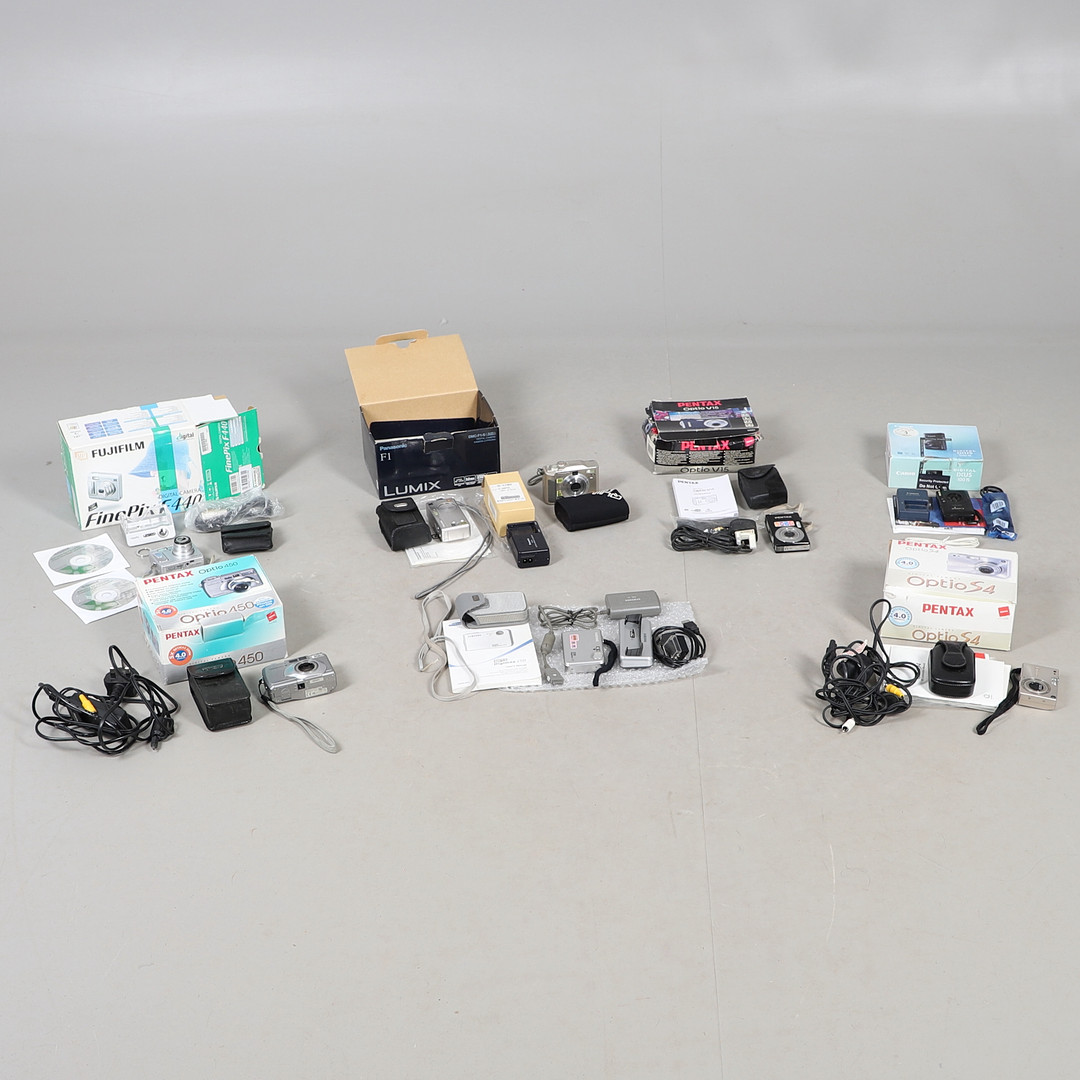 SELECTION OF MOSTLY BOXED DIGITAL CAMERAS.