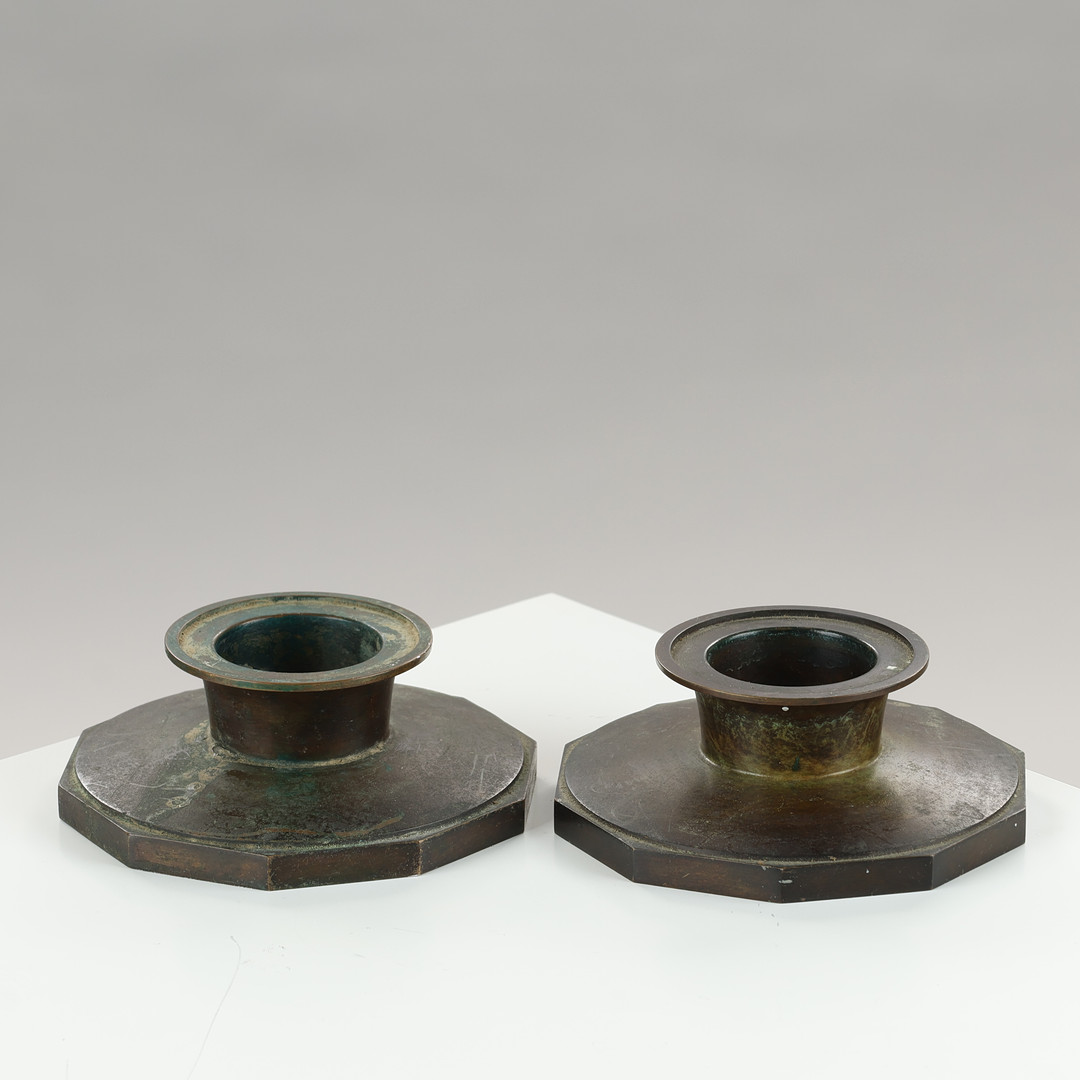 JUST ANDERSEN (1884-1943). Et par lysestager af mørkpatineret bronze, model "B 1607", nordisk Art Deco, Danmark, 1920/30'erne, (2).