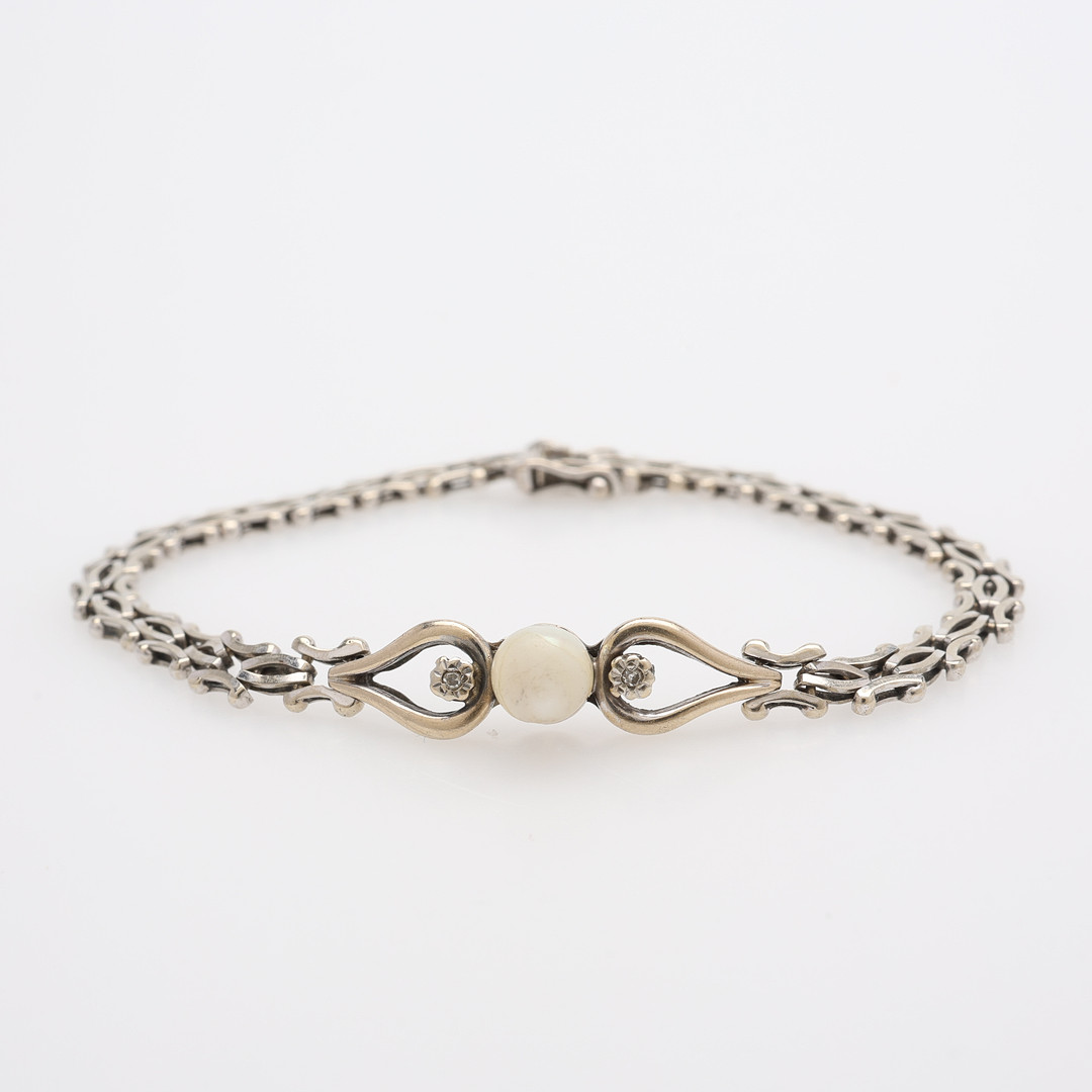 ARMBAND 18K VITGULD MED 1 ODLAD PÄRLA O 2 DIAMANTER.