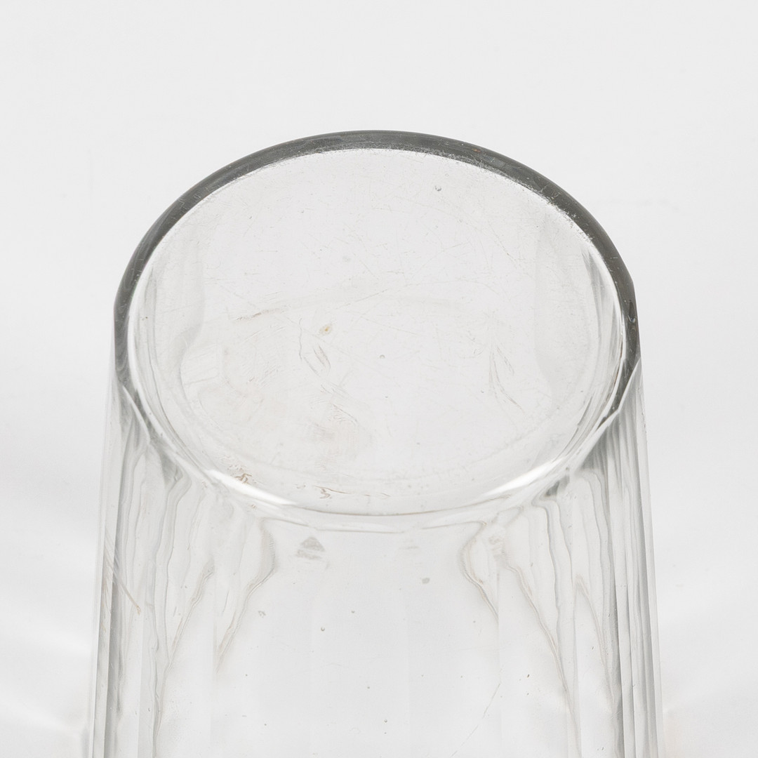 GLAS, sannolikt 1700-tal, fasettslipat med förgylld kant samt dekor av person i trädgårdslandskap.