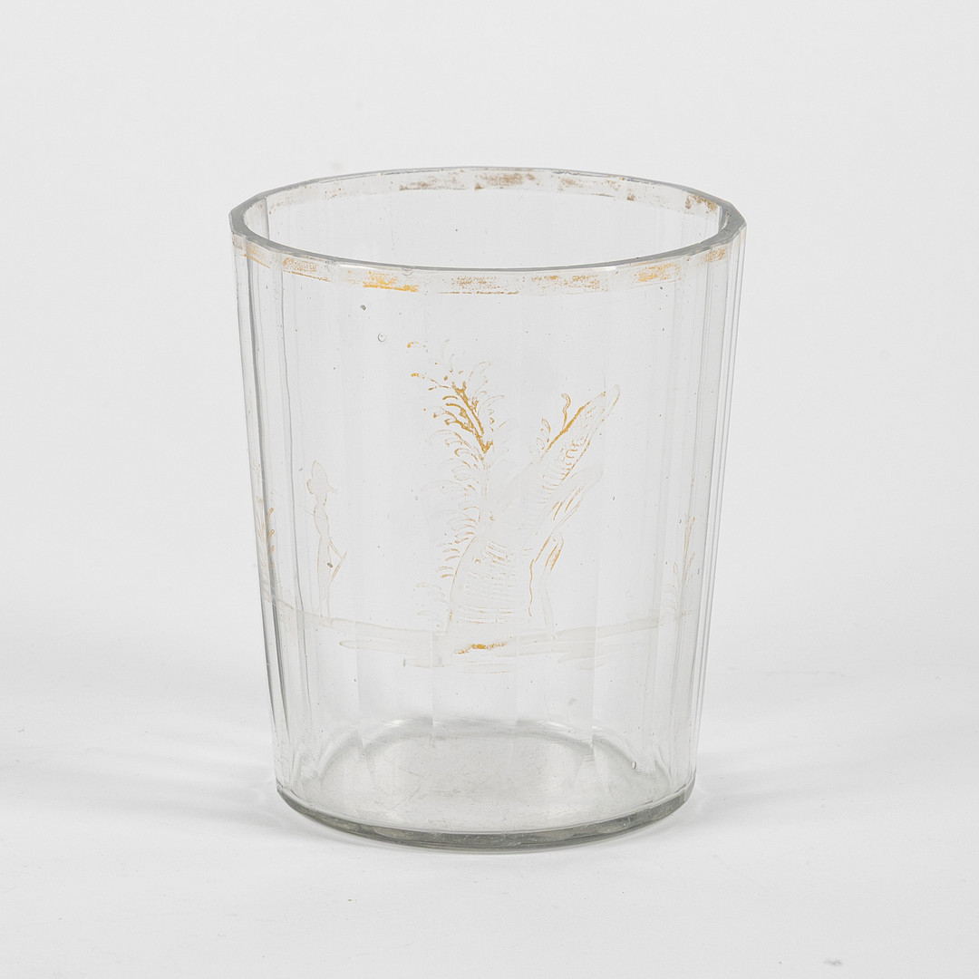 GLAS, sannolikt 1700-tal, fasettslipat med förgylld kant samt dekor av person i trädgårdslandskap.