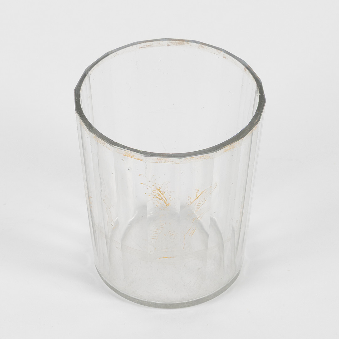 GLAS, sannolikt 1700-tal, fasettslipat med förgylld kant samt dekor av person i trädgårdslandskap.
