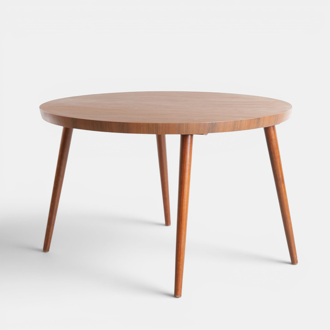 Cirkulært spisebord af teakbejdset træ, runde skråtstillede ben. Mid-Century Modern Design af nyere dato.