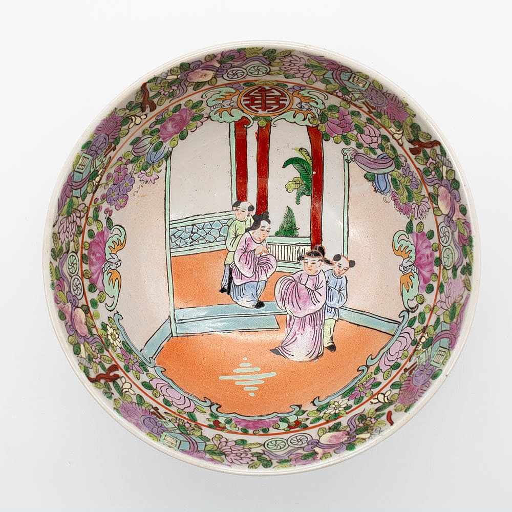 ASIATISCHE SCHALE, ROSE KANTON, PORZELLAN, FARBIG GEFASST, FIGÜRLICHE SZENE MIT BLUMEN- UND VÖGEL, CHINA, UM 1950.