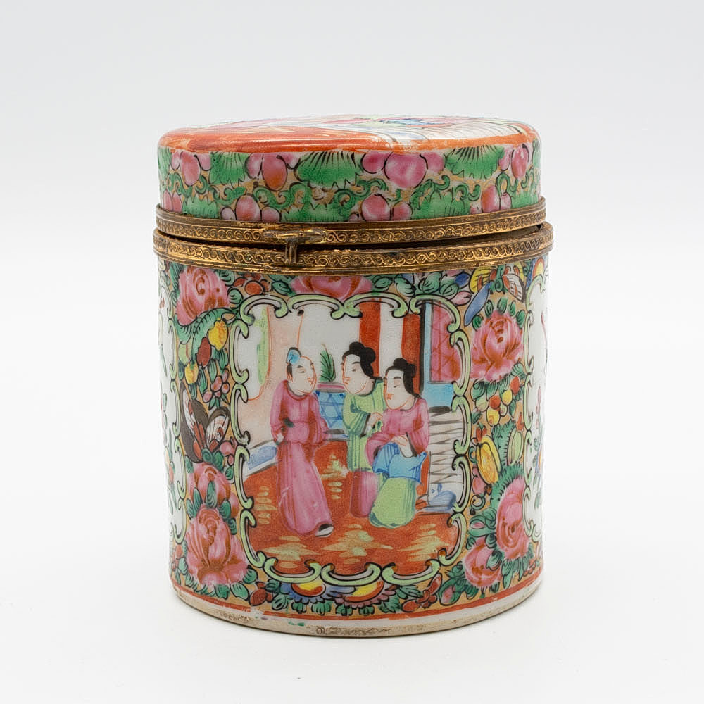ANTIKES GEFÄSS ALS KLAPPDOSE, FAMILLE ROSE, AUS DER QING-DYNASTIE, PORZELLAN, MIT VERGOLDETER BRONZEFASSUNG, CHINA, ENDE 19. JAHRHUNDERT.