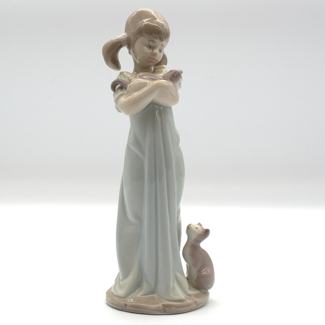 LLADRO. PORZELLAN FIGUR "VERGISS MICH NICHT" MÄDCHEN MIT 2 PLASTISCHEN KATZEN, SPANIEN 20. JAHRHUNDERT.