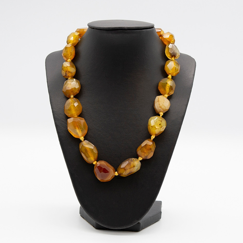 COLLIER, GROßE, GOLDFARBIGE ACHATNUGGETS, EINZELN GEKNÜPFT.