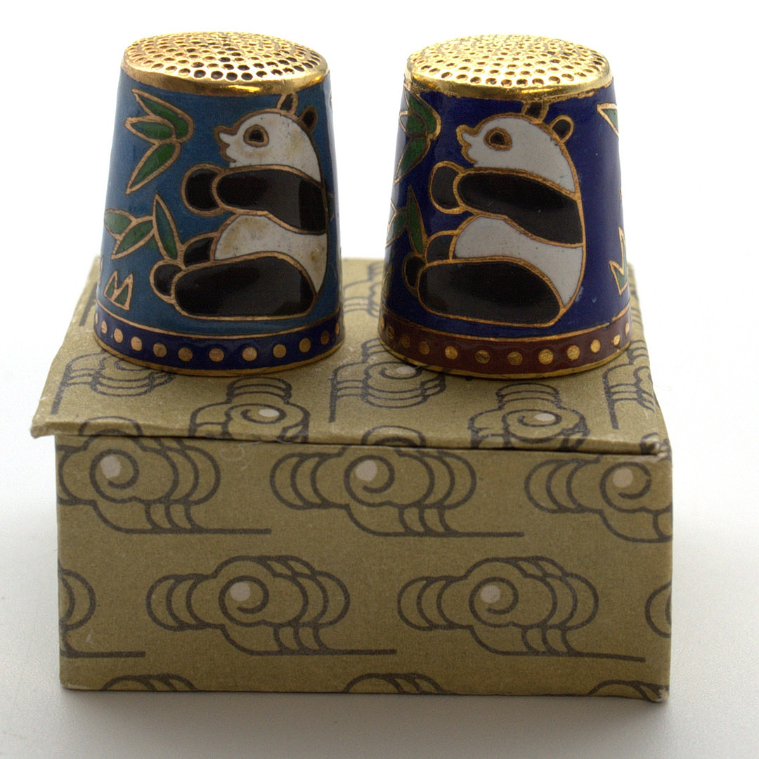 SET AUS ZWEI CHINESISCHEN CLOISONNÉ-FINGERHÜTEN, PANDA MOTIV MIT ORIGINALSCHACHTEL, UM 1970, CHINA.