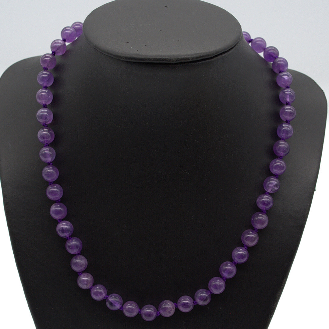 AMETHYSTPERLENKETTE, EINZELN GEKNOTET, POLIERTE PERLEN, VERSCHLUSS AUS 8K GELBGOLD , 20. JAHRHUNDERT, CA. 46 CM.