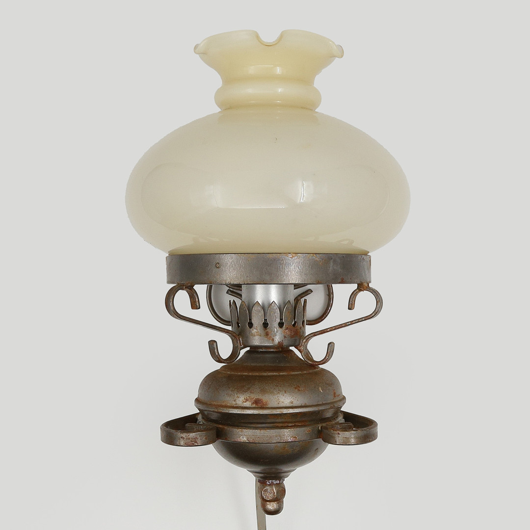 VÄGGFOTOGENLAMPA, ELEKTRIFIERAD, GLAS SAMT METALL, 1900-TAL.