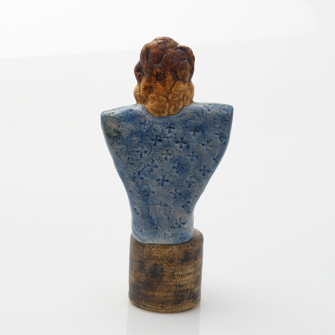 LISA LARSON. Skulptur / figurin, "Damen med tupp", unikat, stengods, signerad LISA L SWEDEN.
