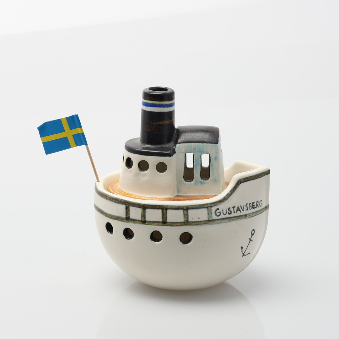 LISA LARSON. Ljuslykta i form av båt, 2 delar, stengods. Signerad Lisa L K-Studion Gustavsberg SWEDEN.