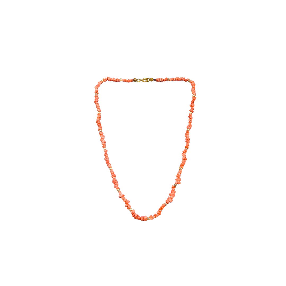 KORALLENKETTE MIT GOLDFARBENEN ZWISCHENPERLEN.