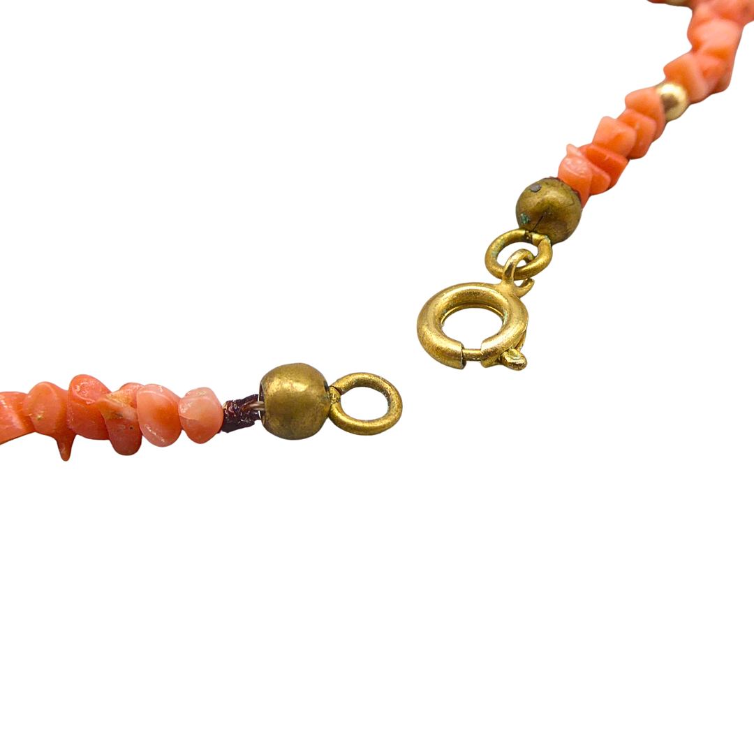 KORALLENKETTE MIT GOLDFARBENEN ZWISCHENPERLEN.
