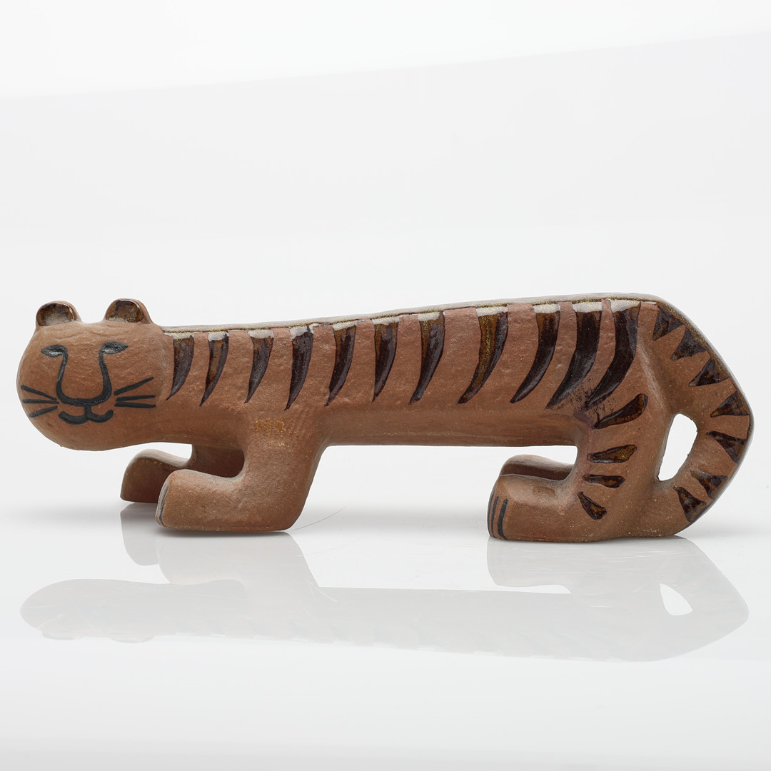 LISA LARSON. Skulptur / Figurin, "Tiger", ur serien Afrika. Stengods, för Gustavsberg. Stämpelsignerad LISA L GUSTAVSBERG.