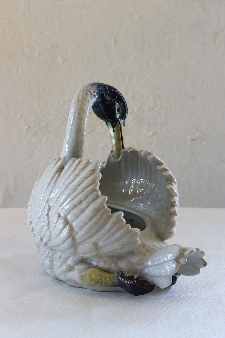 HÖGANÄS, YTTERFODER. Glaserad keramik. I form av svan. Ca 1880-1900.
