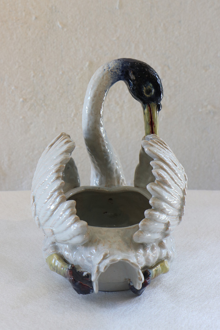 HÖGANÄS, YTTERFODER. Glaserad keramik. I form av svan. Ca 1880-1900.