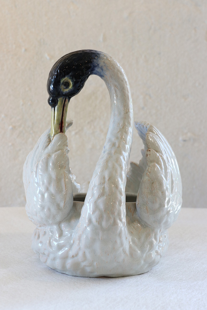 HÖGANÄS, YTTERFODER. Glaserad keramik. I form av svan. Ca 1880-1900.