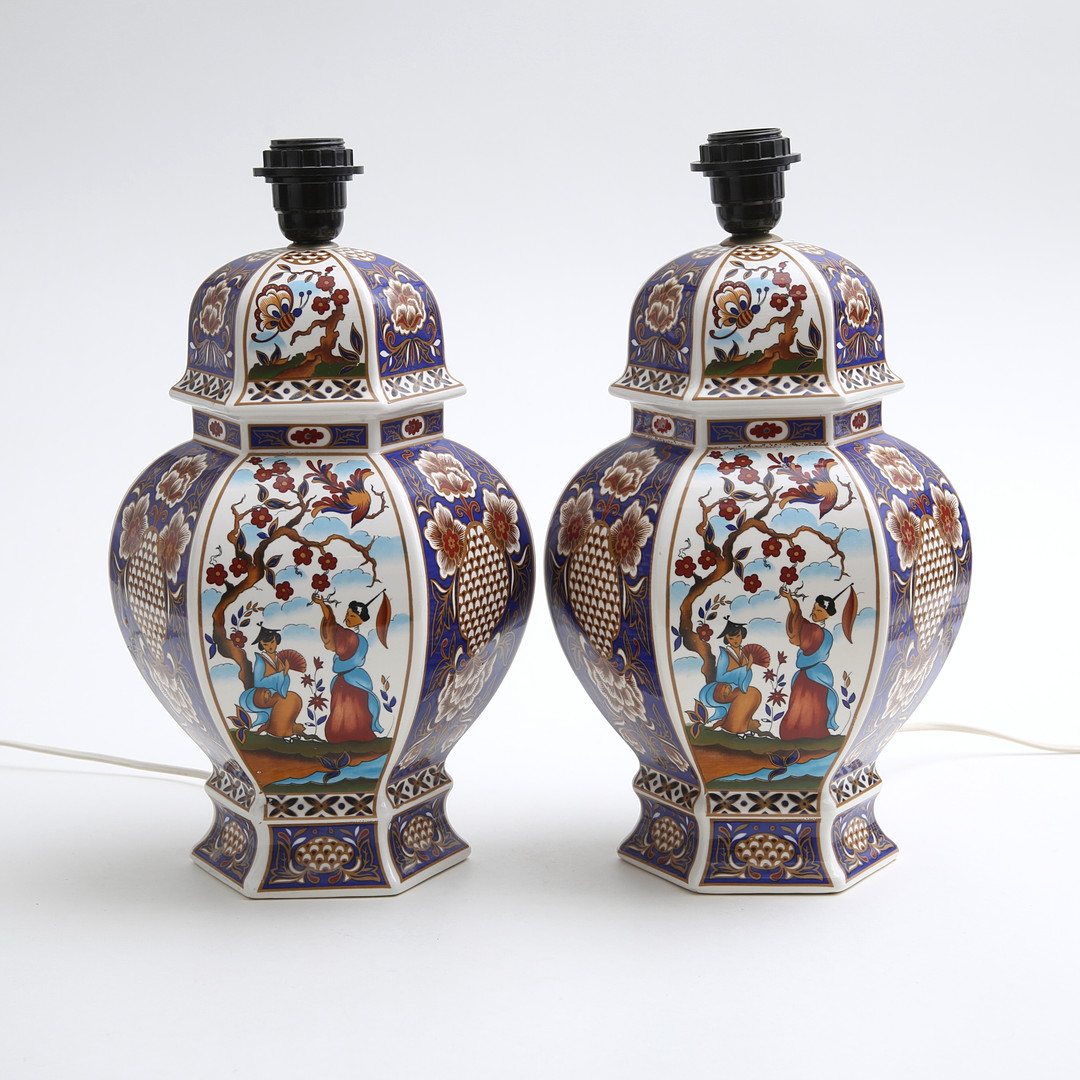 BORDSLAMPOR, ett par, porslin, Imari-stil, 1900-talets andra hälft.