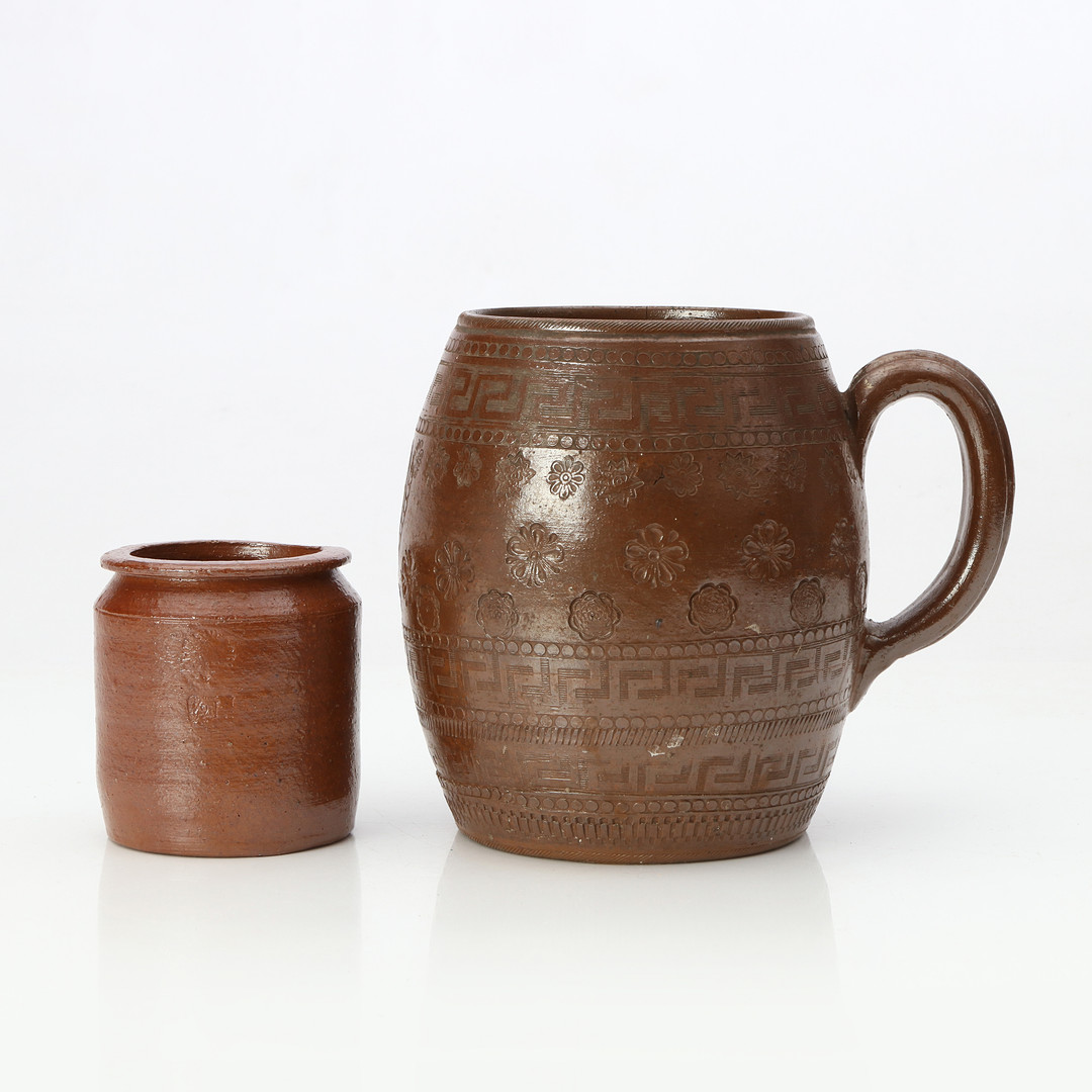 MUGG OCH KRUS. Saltglaserat stengods. Helsingborg 1800-talets andra hälft.