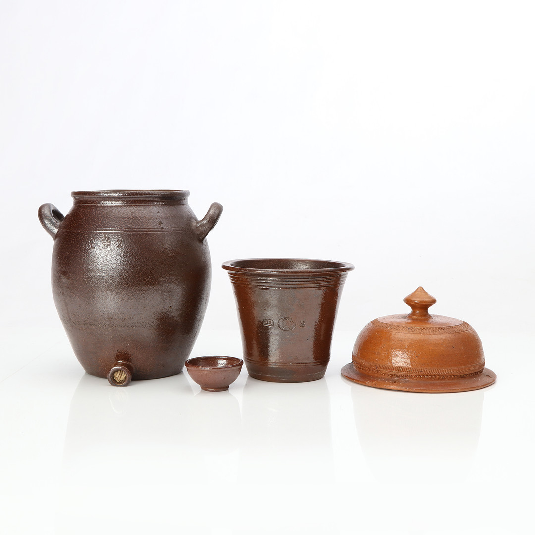 HELSINGBORG, KERAMIK, FYRA DELAR. Saltglaserat stengods. 1800-tal.