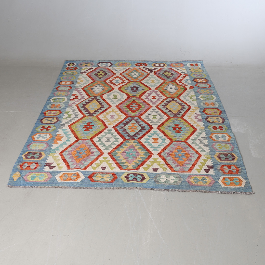 ORIENTMATTA. Kelim klassisk design, 253 x 177 cm.