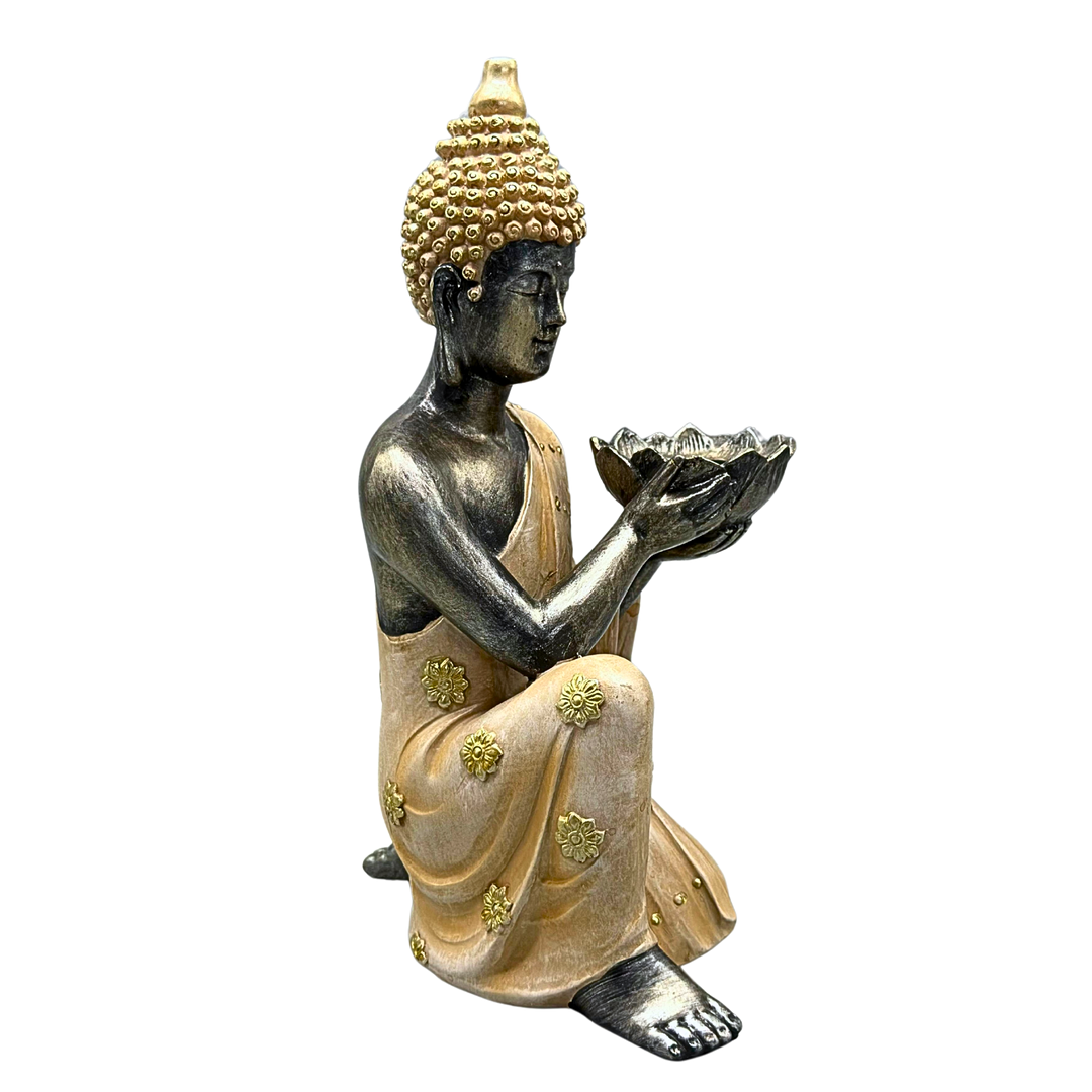 DEKOFIGUR DES BUDDHA MIT EINEM TEELICHTHALTER.
