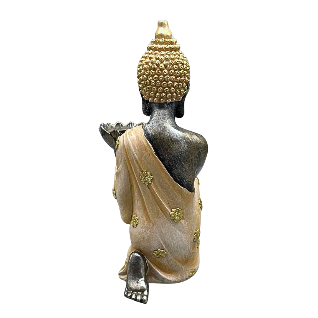 DEKOFIGUR DES BUDDHA MIT EINEM TEELICHTHALTER.