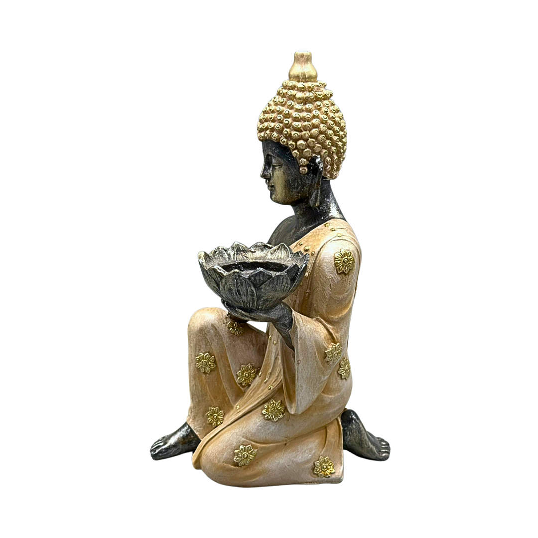 DEKOFIGUR DES BUDDHA MIT EINEM TEELICHTHALTER.