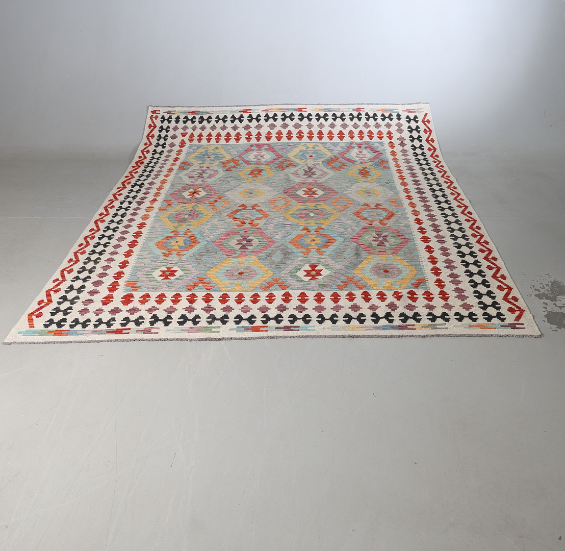 ORIENTMATTA. Kelim, 345 x 240 cm.