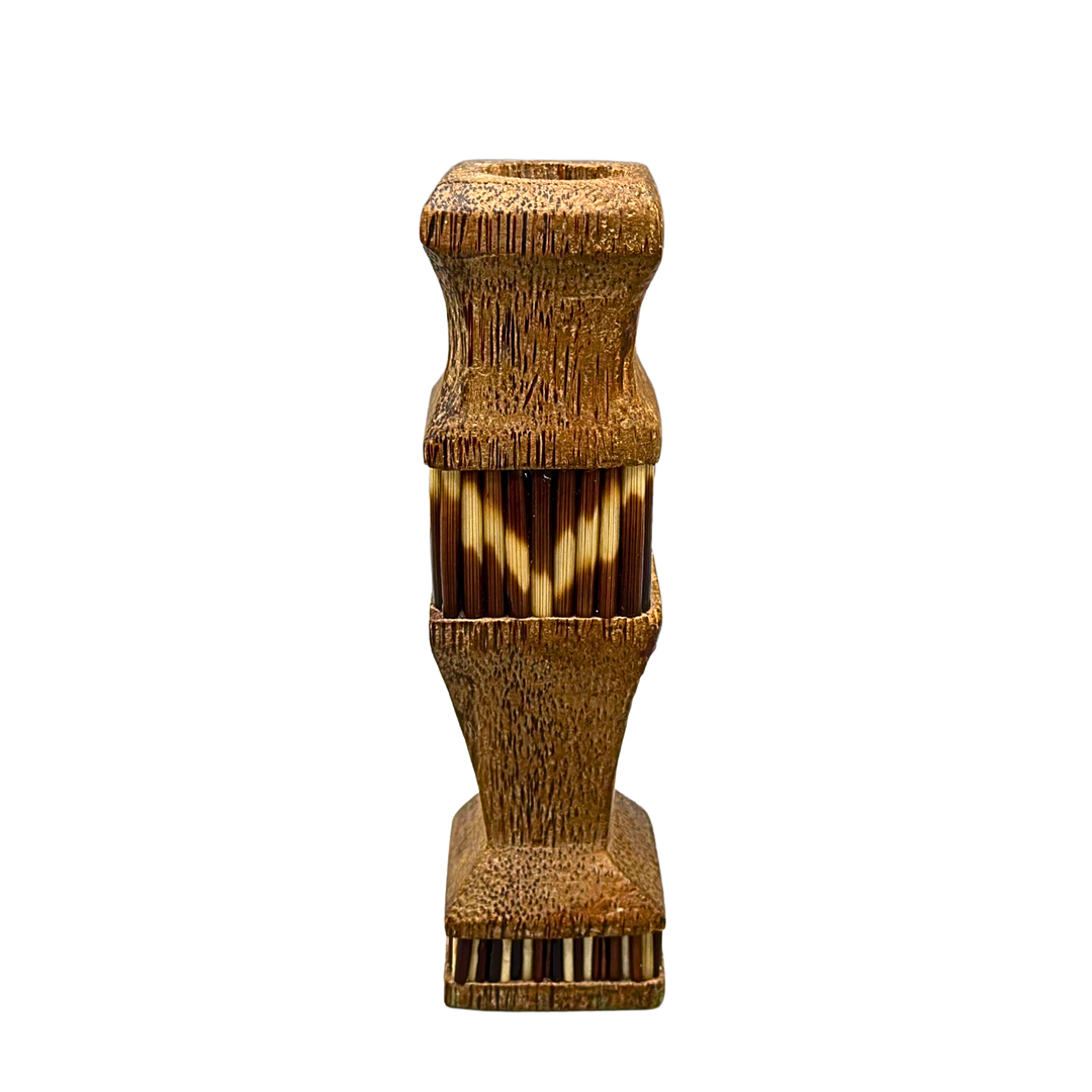 TEELICHTHALTER AUS HOLZ MIT VERZIERUNGEN AUS STACHELSCHWEINBORSTEN.