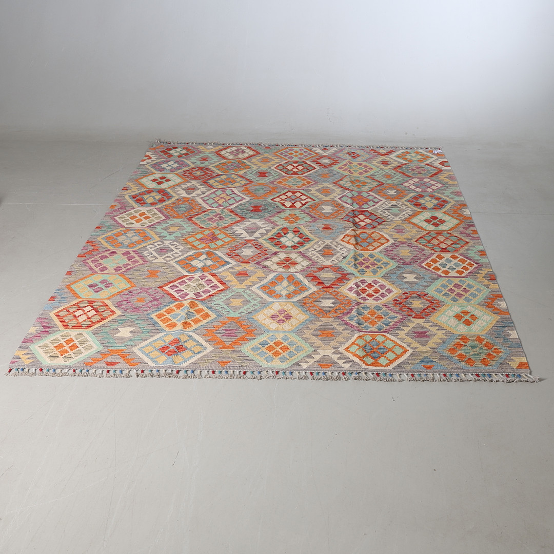 ORIENTMATTA. Kelim, 291 x 208 cm.