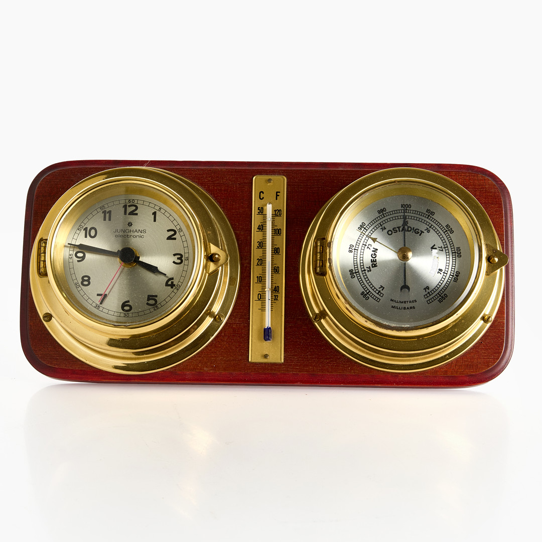 SKEPPSUR, BAROMETER, TERMOMETER, monterade på träsockel. Klockans urtavla märkt Junghans Electronic. 1900-talets andra hälft.