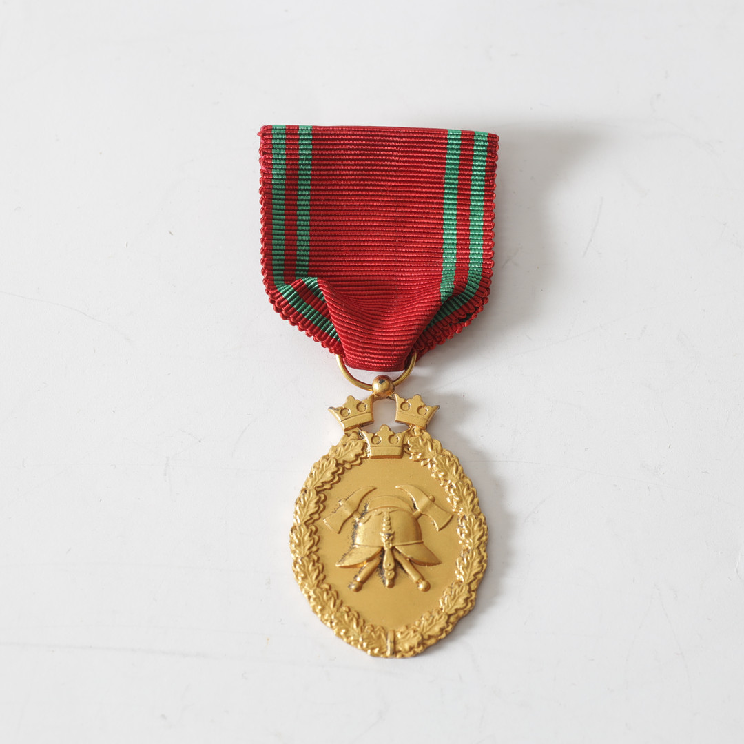 MEDALJ, förgyllt silver, "Svenska Brandkårernas Riksförbund", Lagerströms Fabriks Aktiebolag, Stockholm, 1963. Totalvikt ca 17 gram inklusive ripsband.