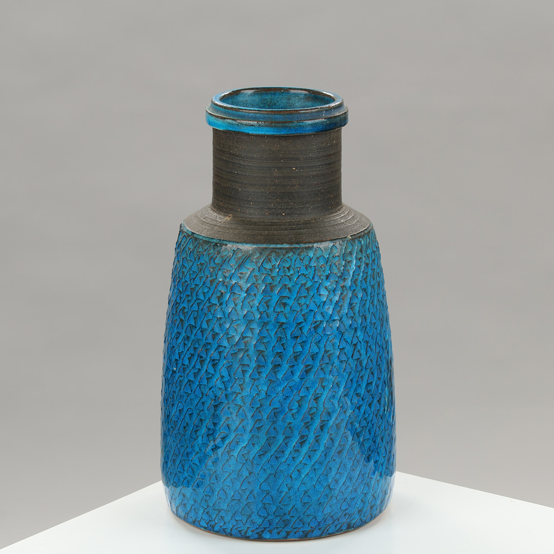 NILS KÄHLER (1906-1979). Vase af delvist glaseret stentøj, Kähler, blå glasur, stemplet og signeret, Næstved, Danmark.