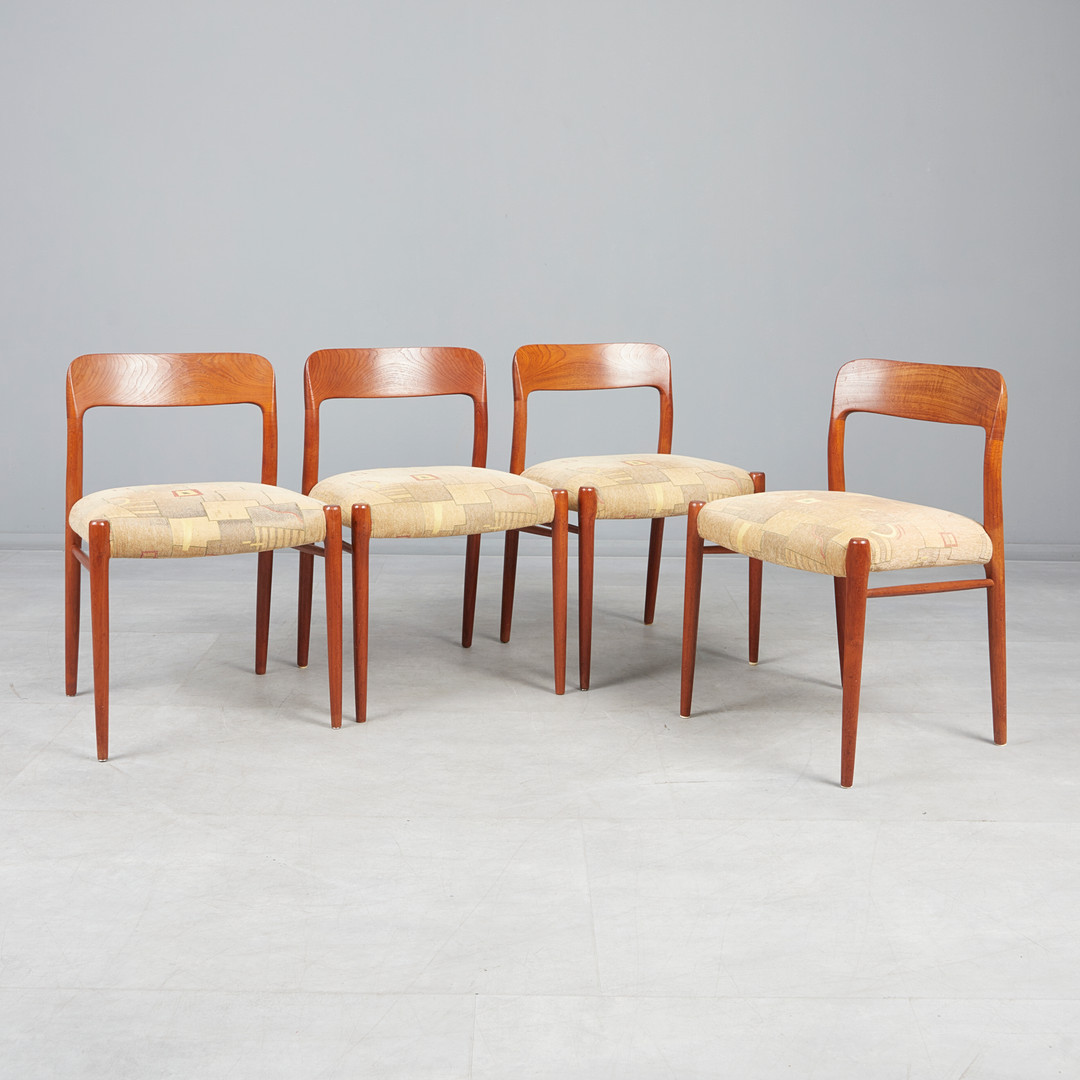 NIELS OTTO MØLLER. JL. Møller, Esszimmerstühle / Stühle, Modell '75', Teakholz, Velour, 1960er Jahre, Dänemark. (4).