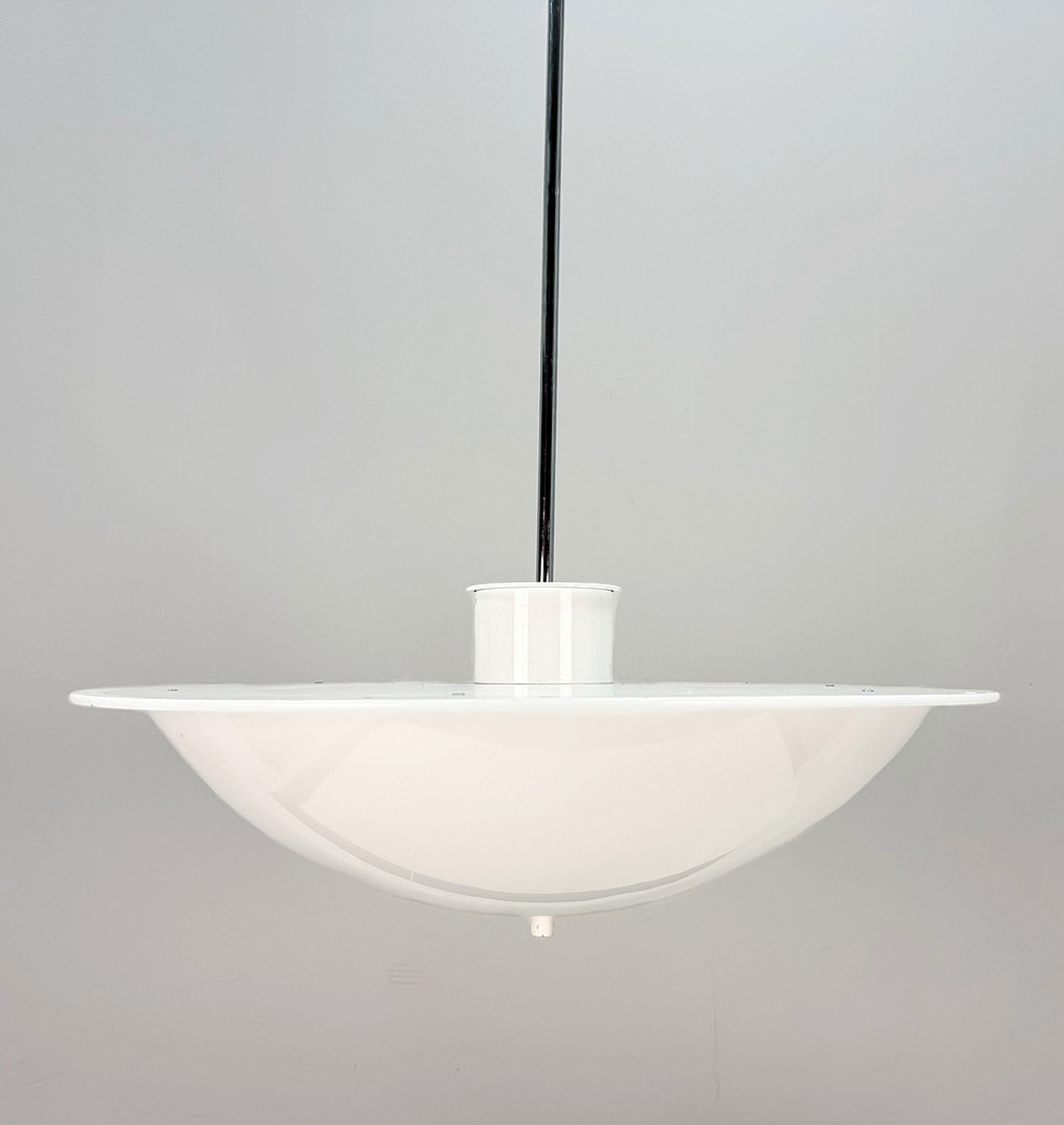 TAKLAMPA - Fagerhult "Örnsköldsvik" 1900-talets andra hälft, plastkupol, metallstång.
